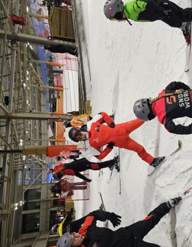Twee skidocenten met twee kinderen die skiles krijgen in de sneeuw 