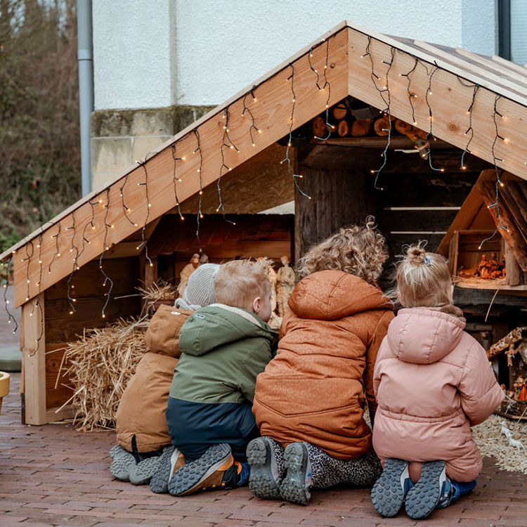 Kindjes Zitten Op Hun Kniën Een Kribke Te Bewonderen