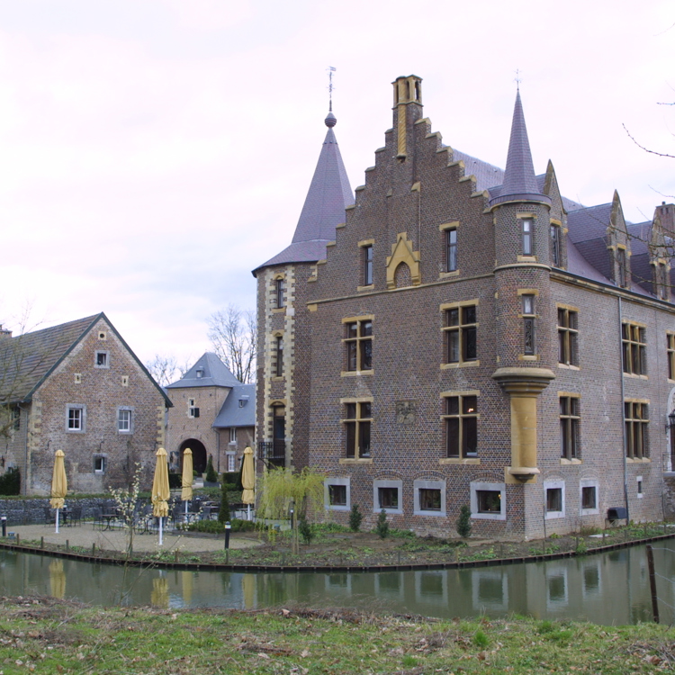 Buitenaanzicht kasteel met slotgracht in de winter
