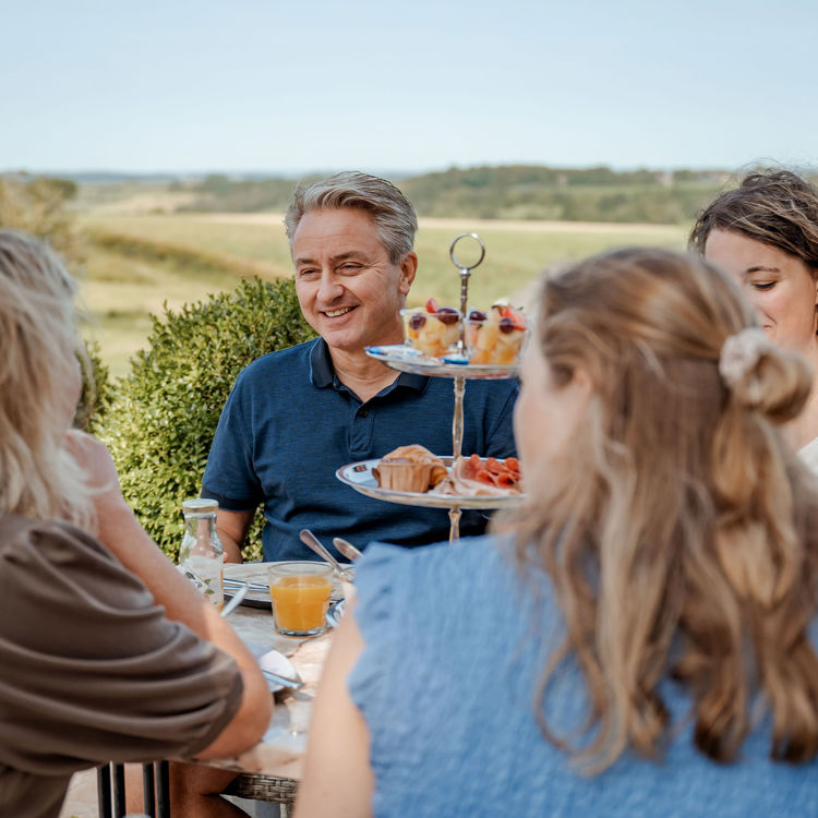 Gezin geniet van een ontbijt op het terras van de Bernardushoeve in Ubachsberg. 