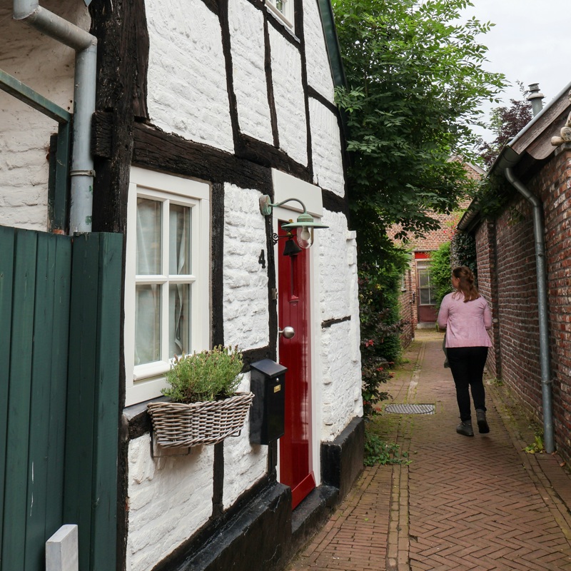 Blogger Kim wnadelt door een steegje met een vakwerkhuisje