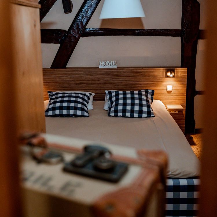 Opgemaakt luxe hotelbed bij hoeve de plei in Mechelen. 