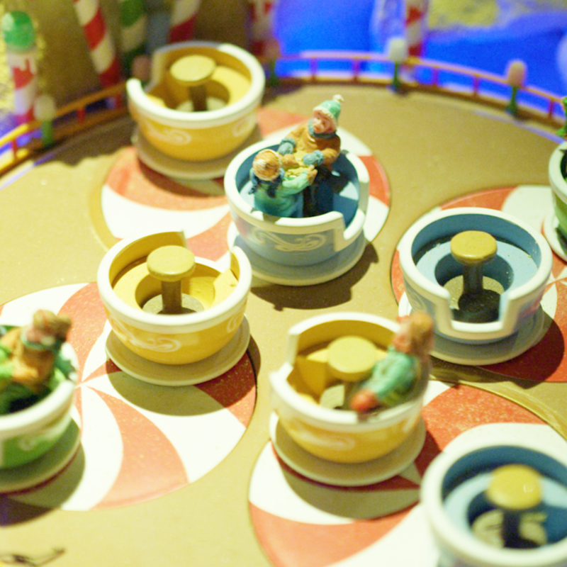 Close up speelgoedversie van draaiende theekopjes attractie