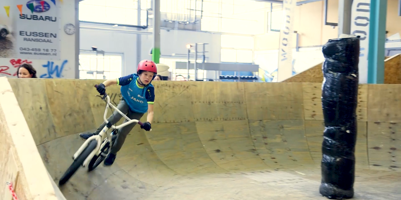 Jongen op bmx op schuine wand bij Wood15
