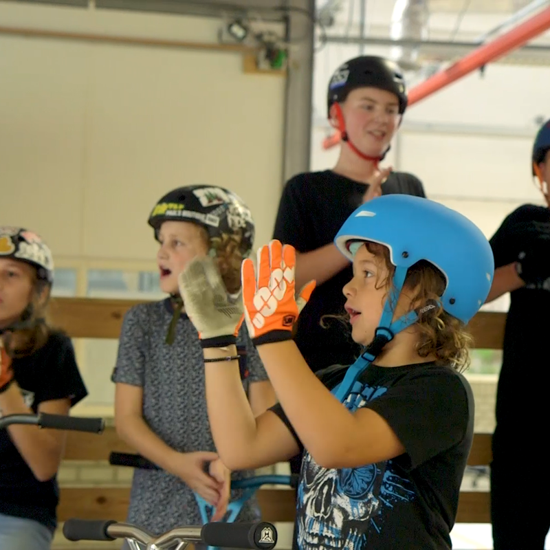 Kinderen en jongens met BMX outfit applaudisseren