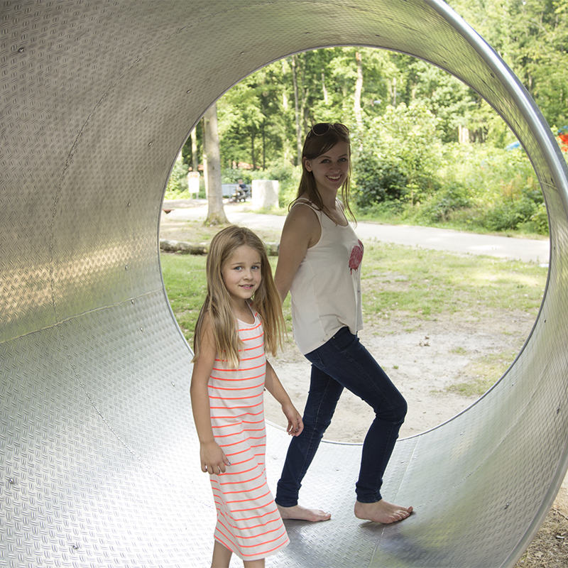 Jonge vrouw en meisje lopen in een wandelrat