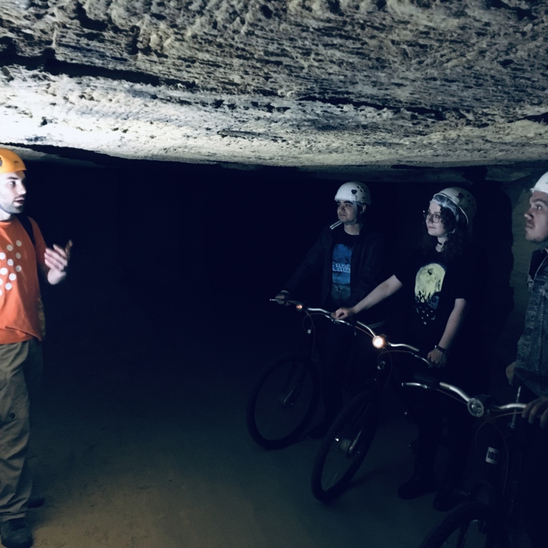 Er wordt iets verteld tijdens het mountainbiken in een grot