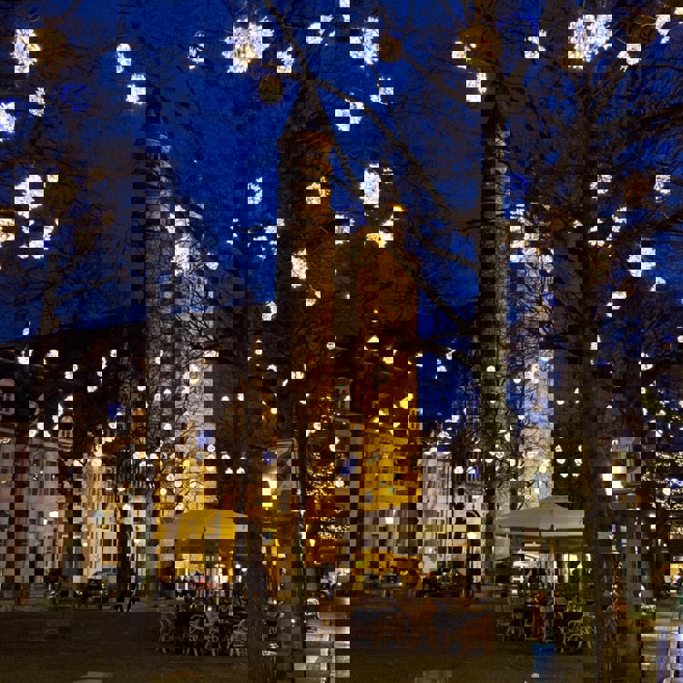 Kerstversiering op Onze Lieve Vrouweplein Maastricht