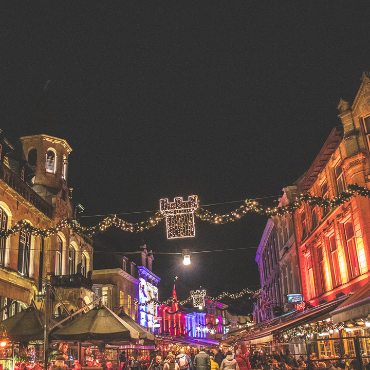 Sfeerfoto van kerstverlichting en terrassen van Valkenburg tijdens Kerststad