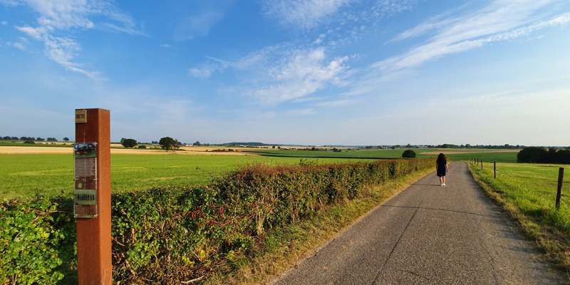 Via Belgica  bij Simpelveld met persoon lopend op pad