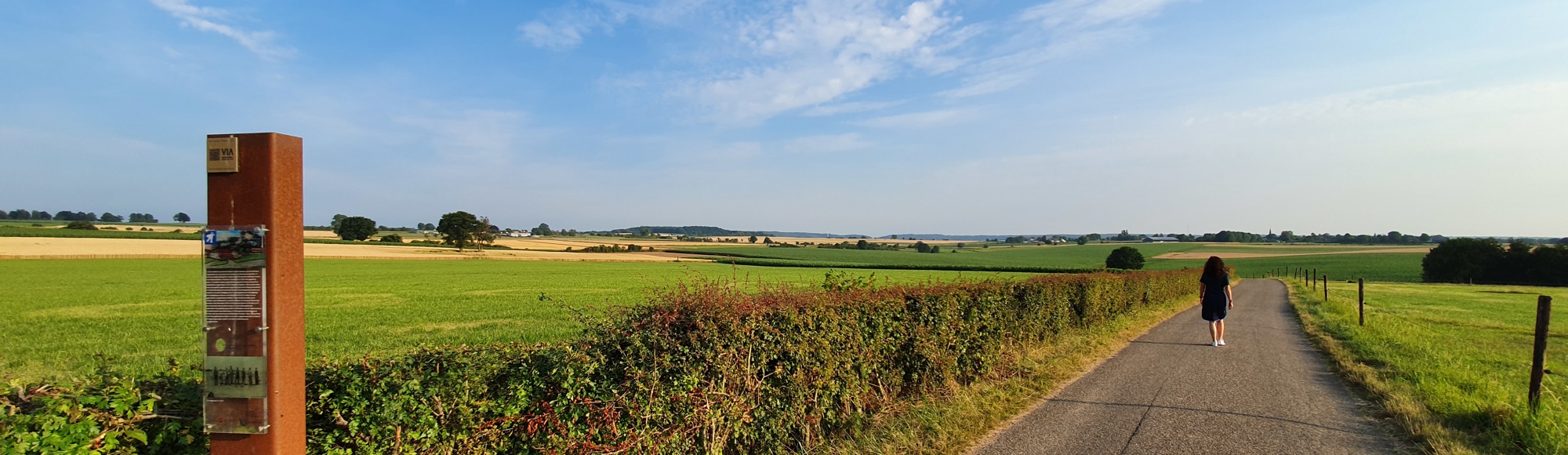 Via Belgica  bij Simpelveld met persoon lopend op pad