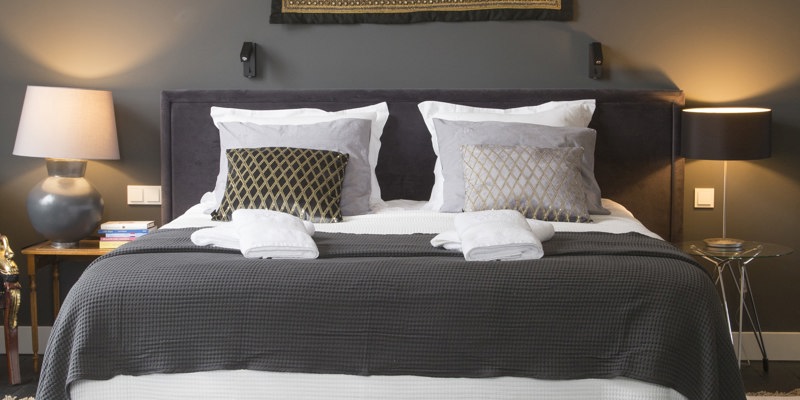 Groot bed in een sfeervolle B&B in een luxe stijl. 