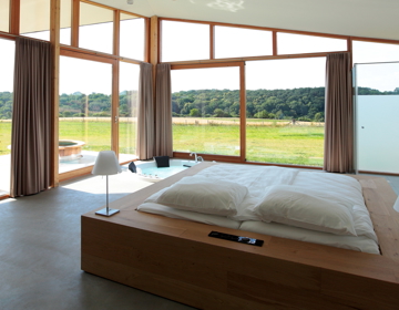 Luxe loft met tweepersoonsbed en een rond bubbelbad in de kamer