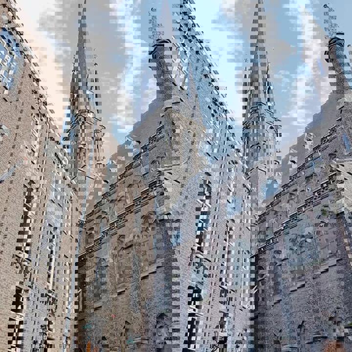 Aanzicht van Hotel Merici in oud Ursulinenklooster met daarachter de kerktoren