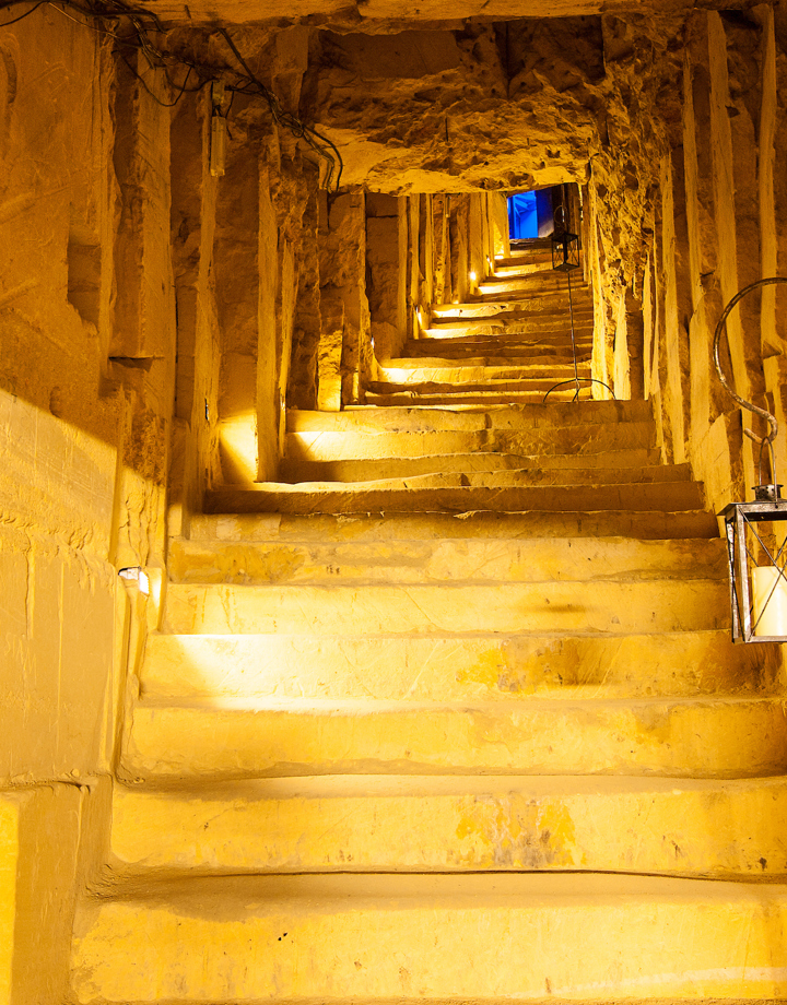 Trap naar boven in mergelgrotten