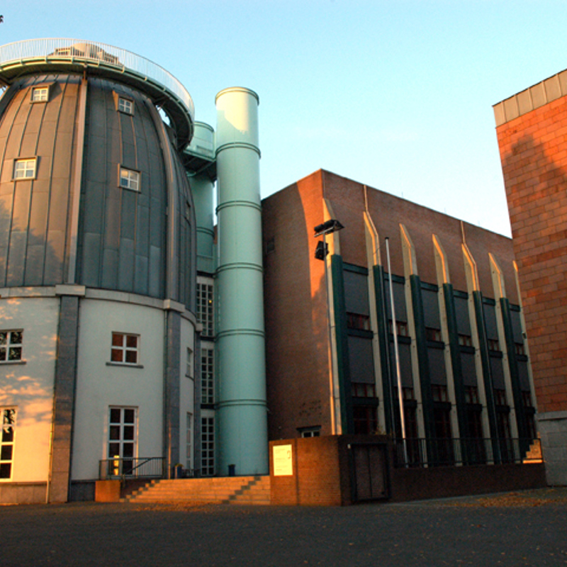 Zijkant van het Bonnefantenmuseum met zonlicht in Maastricht