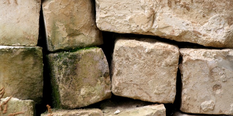 Meerdere mergelstenen gestapeld op elkaar.