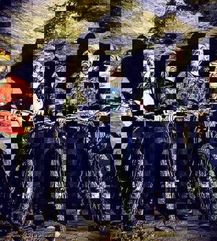 vijf mensen op een grotbike in de mergelgang