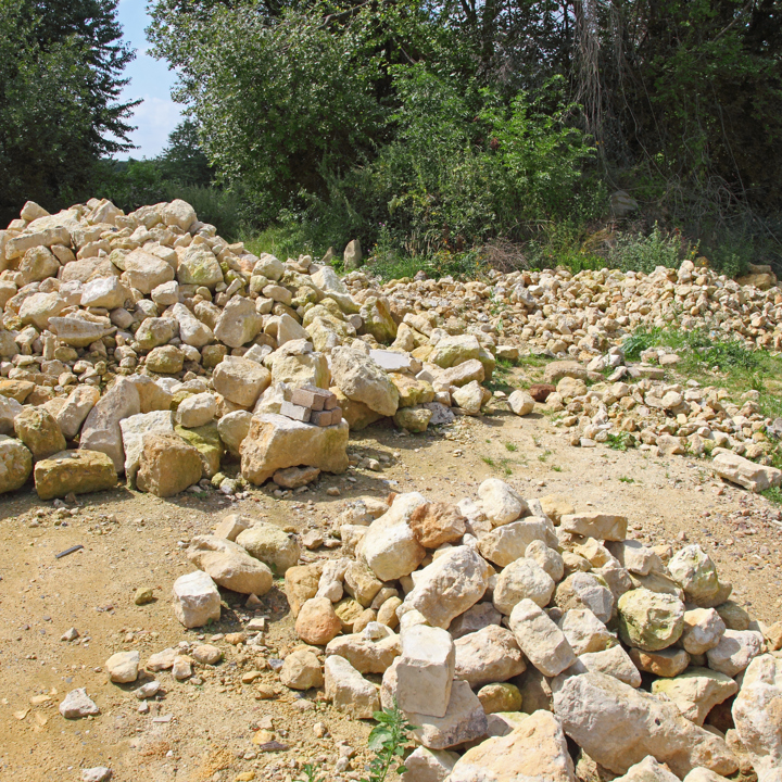 Bergjes met brokken kundersteen bij de Kundersteengroeve