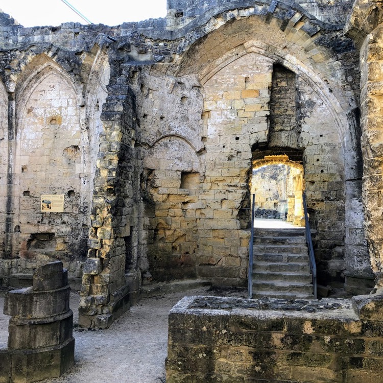 Voorruimte van voormalige ridderzaal van Kasteelruiïne Valkenburg