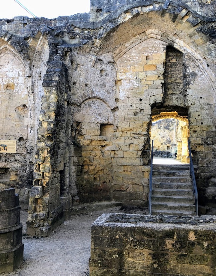 Voorruimte van voormalige ridderzaal van Kasteelruiïne Valkenburg