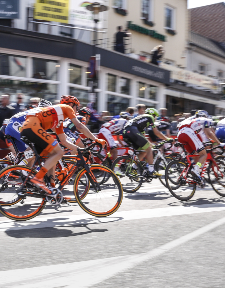 Peloton raast voorbij onderaan de Cauberg tijdens de Amstel Gold Race