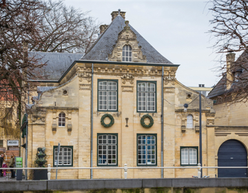 Zijaanzicht van Spaans Leenhof tijdens Kerststad Valkenburg