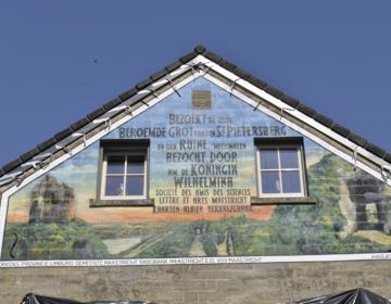 Oude muurreclame van Sint Pietersberg op gevel