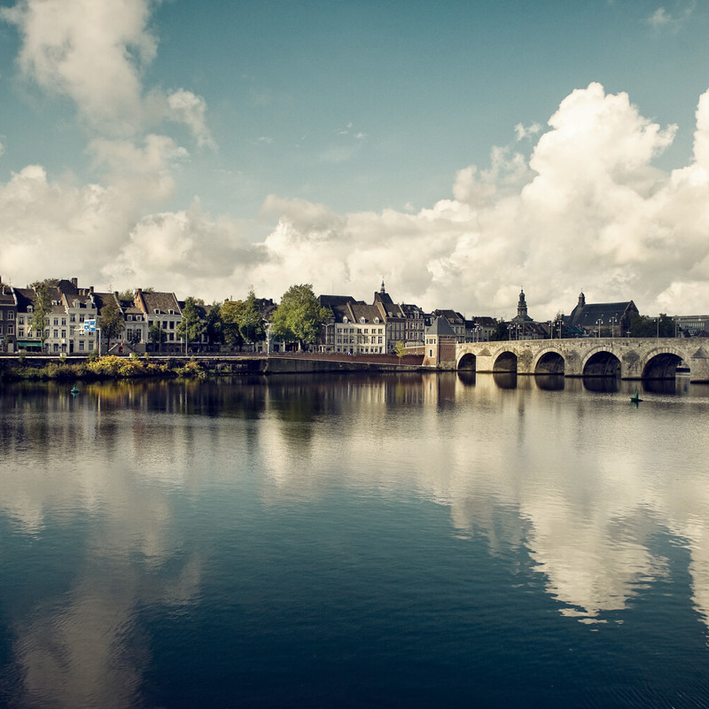 Zicht op de Maas en de Sint Servaasbrug Maastricht