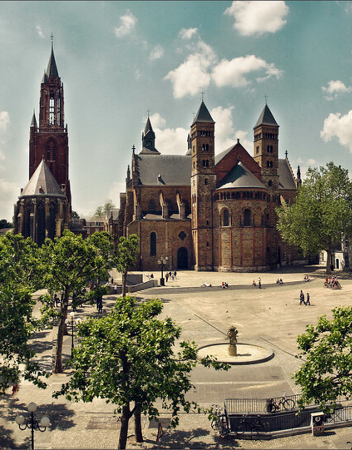 Panorama foto van het Vrijthof met de Sint Servaas Basiliek