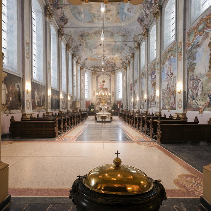 Interieur van de Sint Gerlachuskerk met het doopvont op de voorgrond