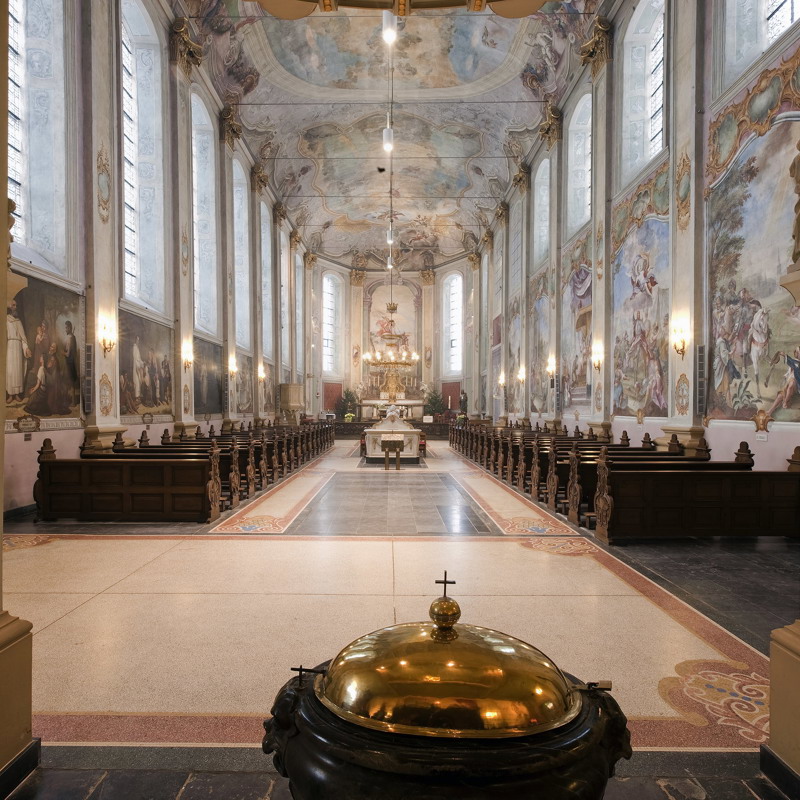 Interieur van de Sint Gerlachuskerk met het doopvont op de voorgrond