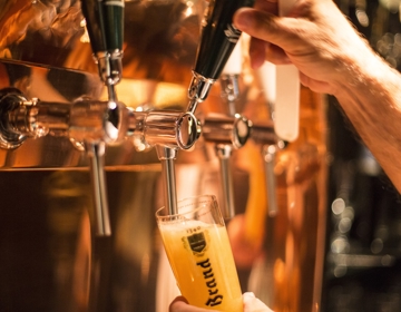 Tappen van een glas pils bij de Brand Bierbrouwerij