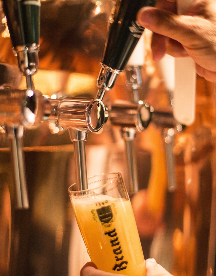 Tappen van een glas pils bij de Brand Bierbrouwerij