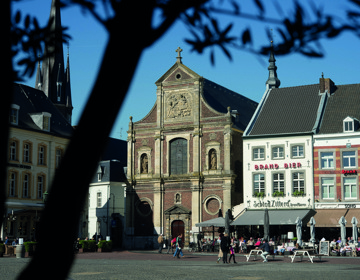 De St. Michielskerk op de markt in Sittard