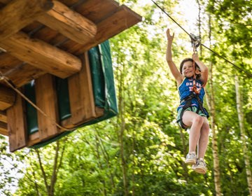 Kind dat aan het glijden is over een tokkelbaan