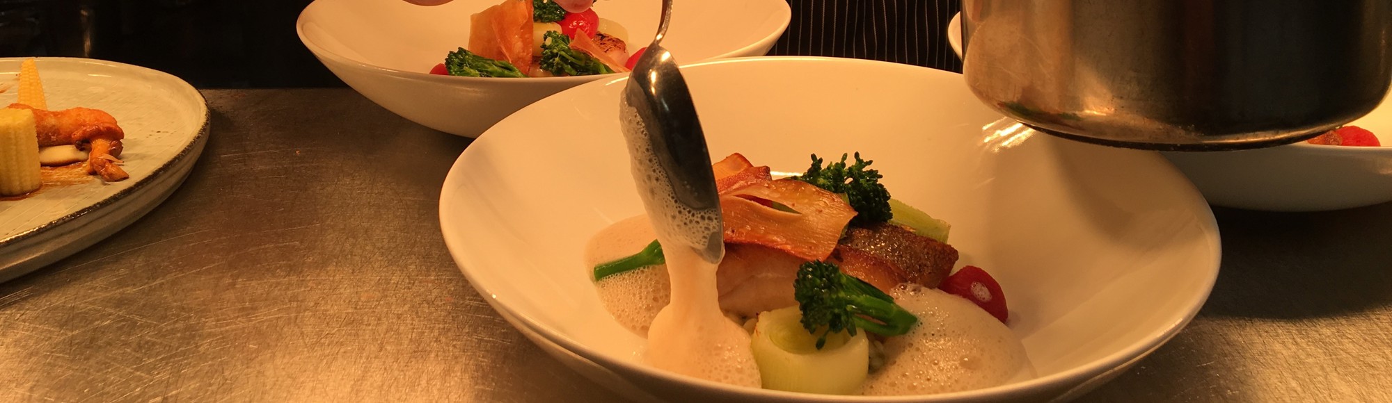 Kok die een bord opdient in een restaurant