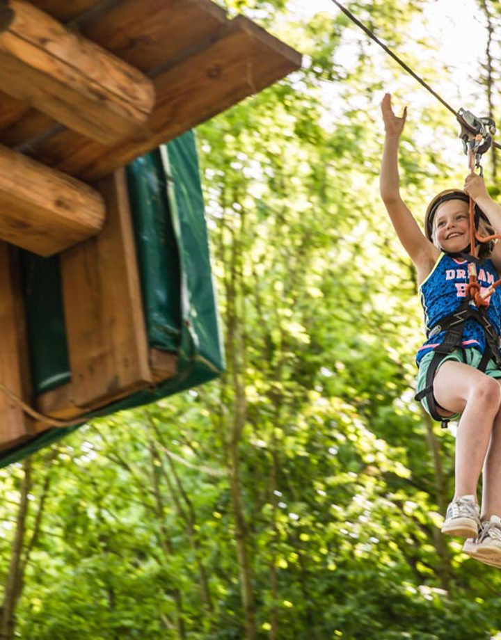 Kind dat aan het glijden is over een tokkelbaan