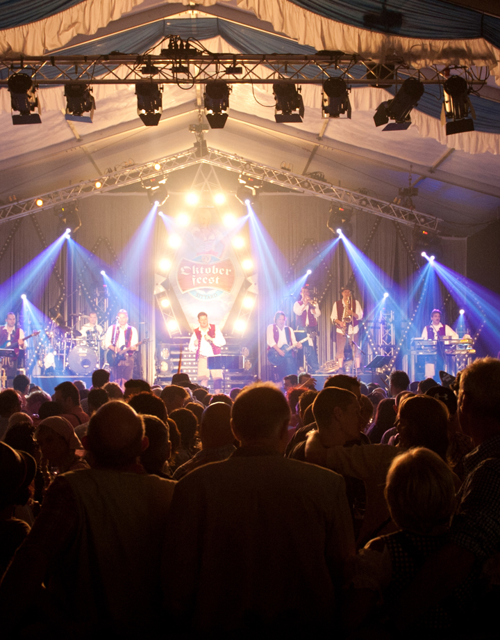 Zicht op het podium tijdens het Oktoberfest in Sittard