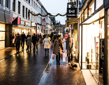 Mensen lopen door de winkelstraat in Sittard voor hun kerstinkopen