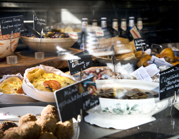 Culinaire gerechten in de etalage bij een winkel in Meerssen