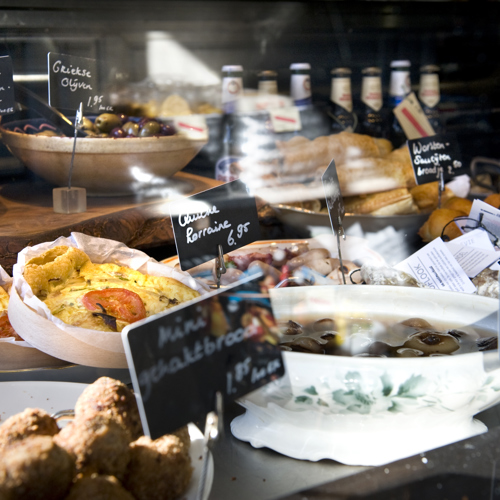 Culinaire gerechten in de etalage bij een winkel in Meerssen