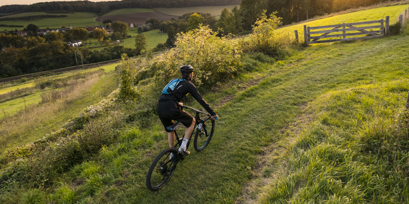 Mountainbiker actief op de Route Heuvel Op te Valkenburg aan de Geul