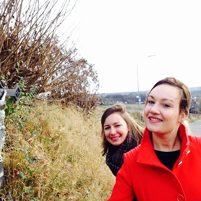 Jenneke en Leonie voor een wegkruis in een landelijk gebied