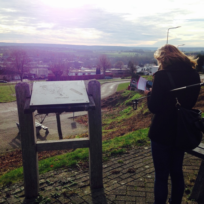 Leonie bij rustplaats met infobord en mooi panorama