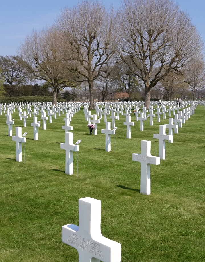 Zicht op vele witte kruizen op de Amerikaanse begraafplaats in Margraten