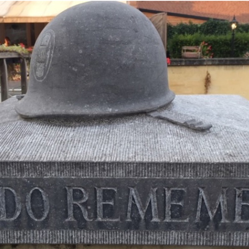 Old Hickory Brug monument met een tweede wereldoorlog helm en de tekst We do Remember in Valkenburg