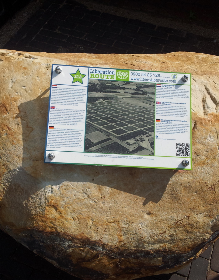 Steen met informatiebordje over Liberation Route Europe Voor Gemeentehuis Eijsden Margraten 