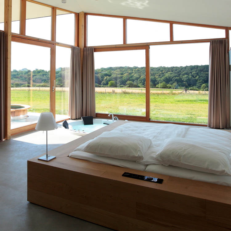 Prachtige luxe loft meteen bed in het midden, een bubbelbad in de grond en uitzicht over de natuur. 