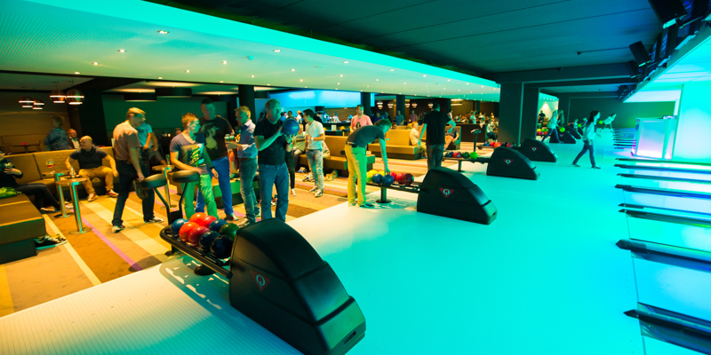 Mensen zijn aan het bowlen bij Bowlo Bowling & Lounge